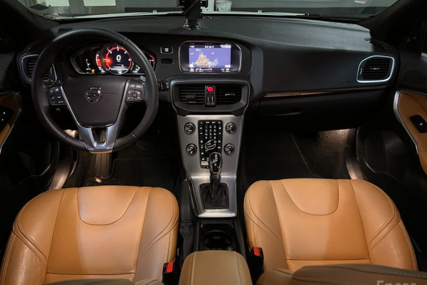 2018 Volvo V40 с пробегом 15 000 км