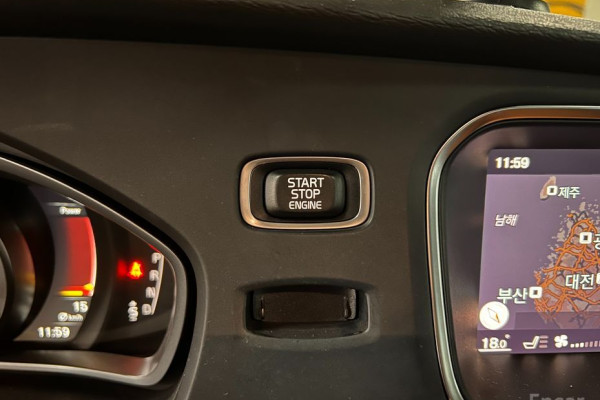 2018 Volvo V40 с пробегом 15 000 км