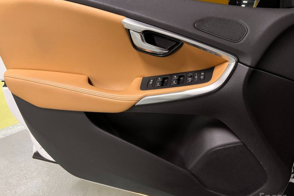 2018 Volvo V40 с пробегом 15 000 км