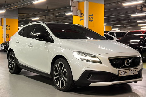 2018 Volvo V40 с пробегом 15 000 км