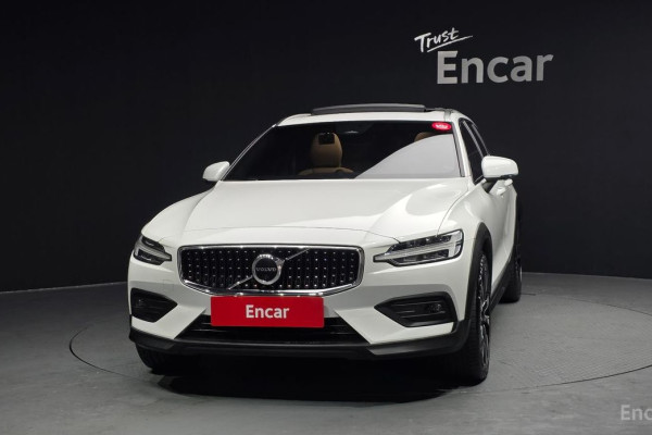 2022 Volvo V60 Cross Country с пробегом 24 621 км