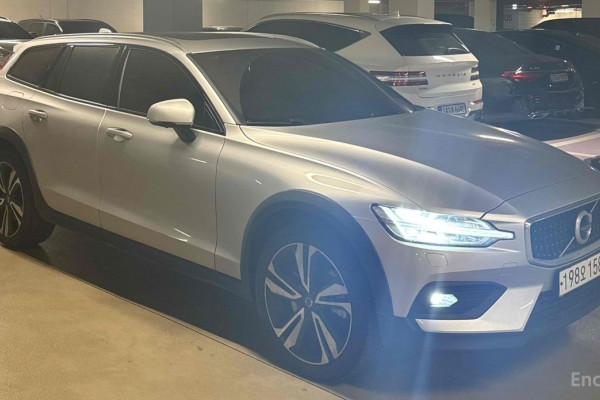 2021 Volvo V60 Cross Country с пробегом 28 574 км
