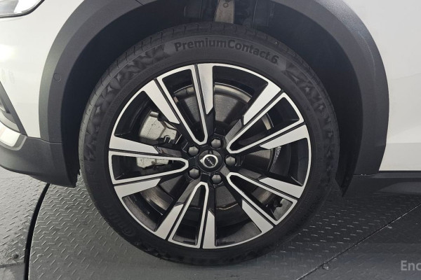 2024 Volvo V60 Cross Country с пробегом 17 498 км