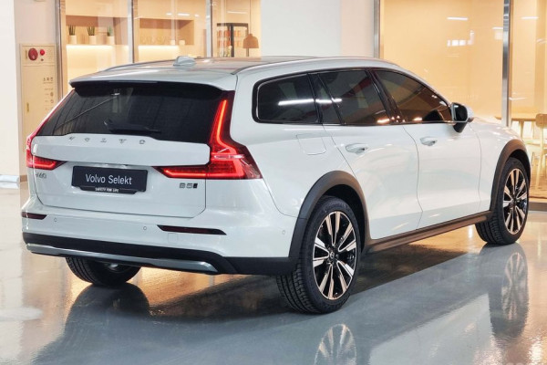 2025 Volvo V60 Cross Country с пробегом 2 697 км