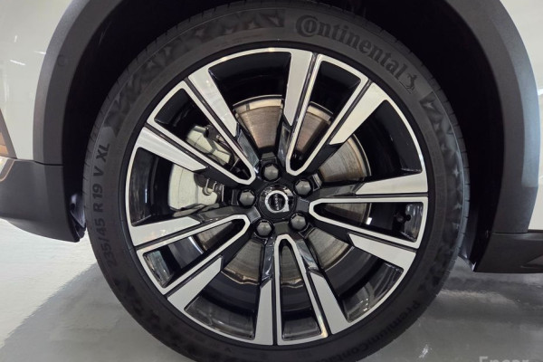 2025 Volvo V60 Cross Country с пробегом 2 697 км