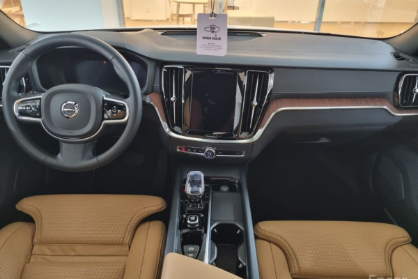 2025 Volvo V60 Cross Country с пробегом 2 697 км