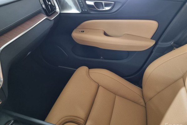 2025 Volvo V60 Cross Country с пробегом 2 697 км