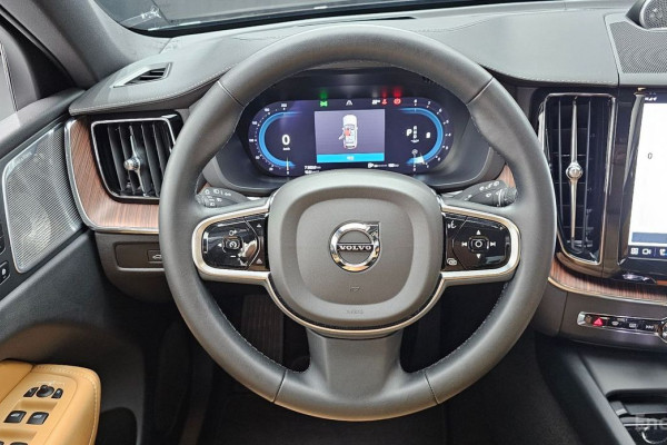 2023 Volvo XC60 с пробегом 49 799 км