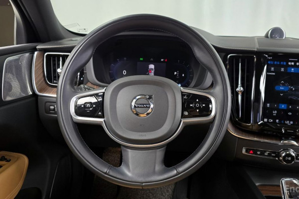 2022 Volvo XC60 с пробегом 57 281 км