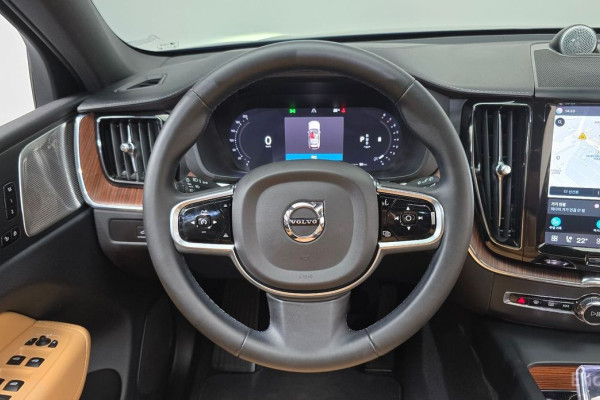 2023 Volvo XC60 с пробегом 32 087 км
