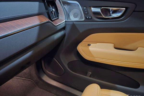 2025 Volvo XC60 с пробегом 12 160 км