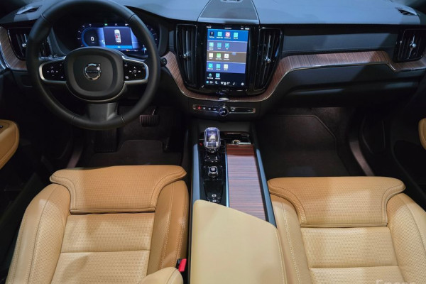 2025 Volvo XC60 с пробегом 12 160 км