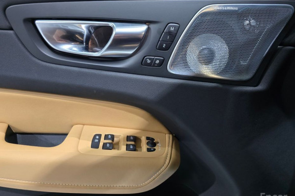 2025 Volvo XC60 с пробегом 12 160 км