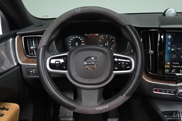 2021 Volvo XC60 с пробегом 39 908 км
