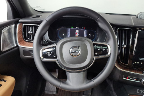 2024 Volvo XC60 с пробегом 84 339 км