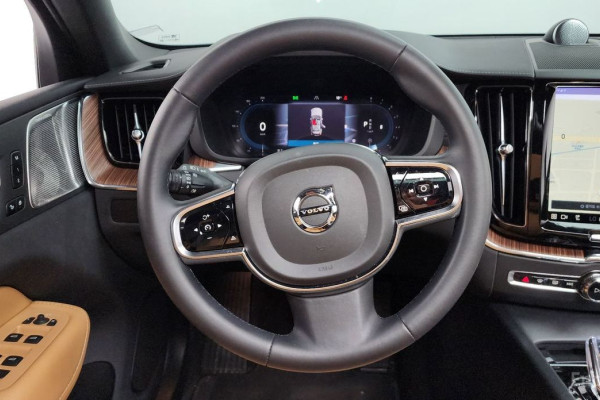 2023 Volvo XC60 с пробегом 13 563 км