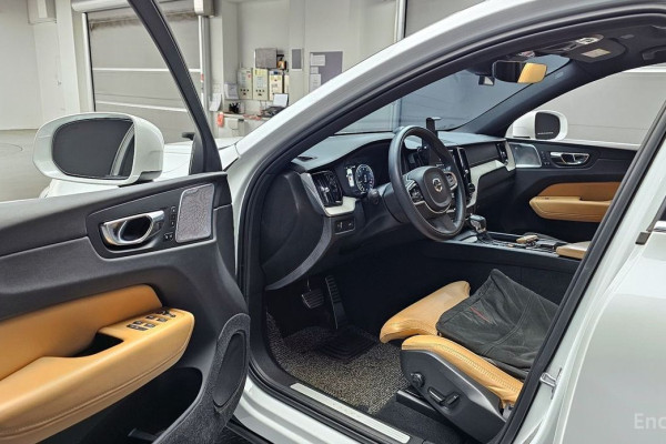 2020 Volvo XC60 с пробегом 48 587 км