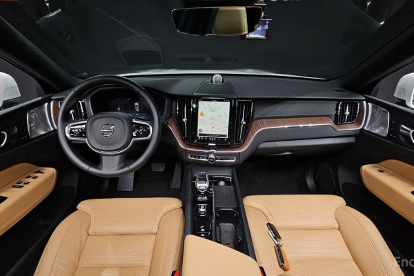 2024 Volvo XC60 с пробегом 10 249 км