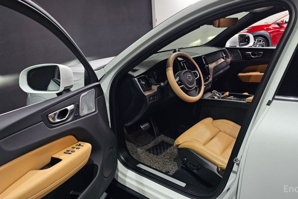 2021 Volvo XC60 с пробегом 44 513 км
