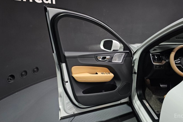 2021 Volvo XC60 с пробегом 44 513 км