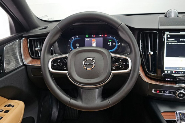 2024 Volvo XC60 с пробегом 17 655 км