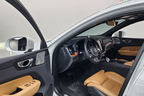 2023 Volvo XC60 с пробегом 20 930 км