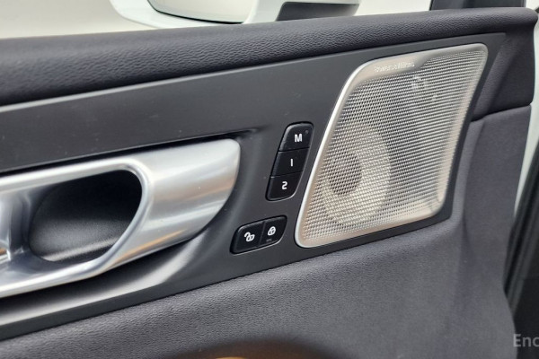 2023 Volvo XC60 с пробегом 20 930 км