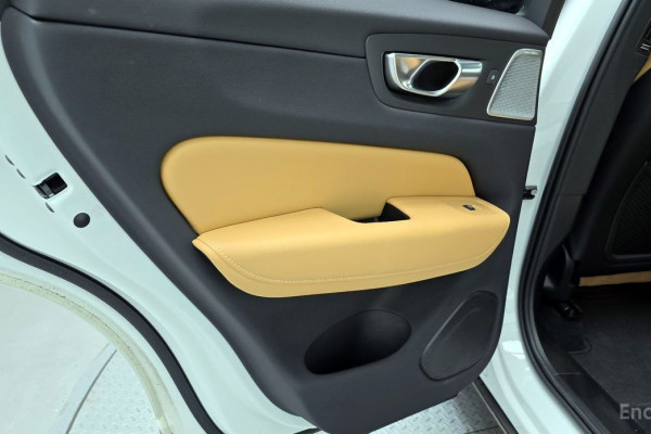 2023 Volvo XC60 с пробегом 19 830 км