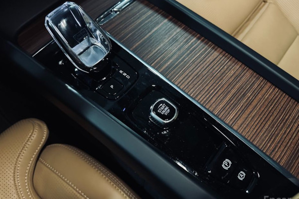 2023 Volvo XC60 с пробегом 33 528 км