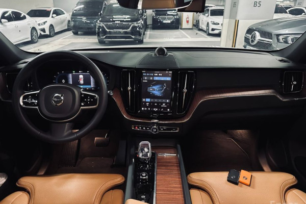 2023 Volvo XC60 с пробегом 33 528 км