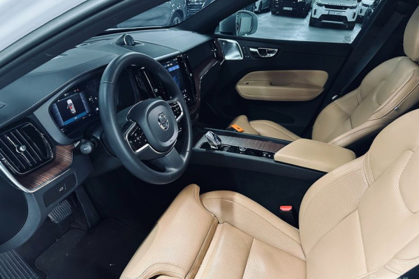 2023 Volvo XC60 с пробегом 33 528 км