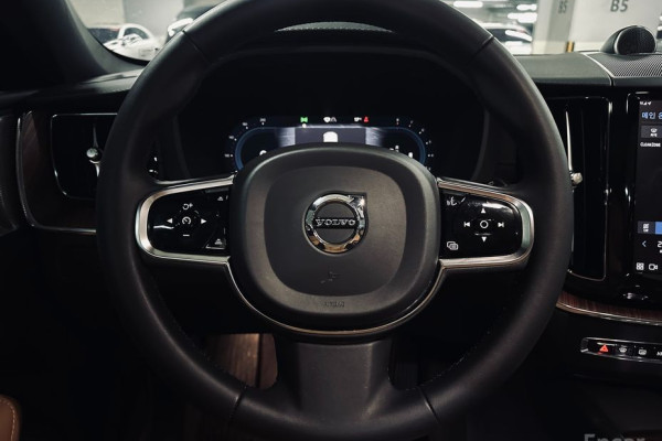 2023 Volvo XC60 с пробегом 33 528 км