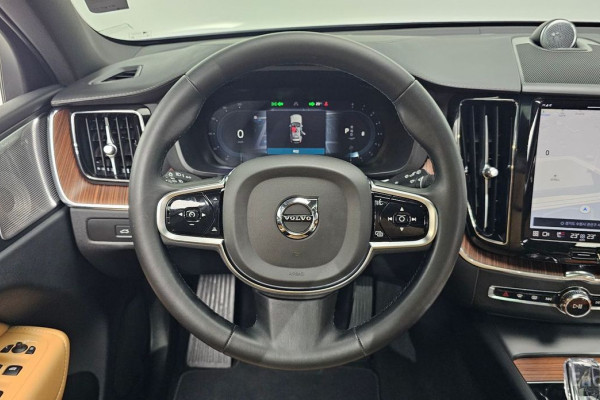 2023 Volvo XC60 с пробегом 60 900 км