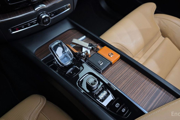 2021 Volvo XC60 с пробегом 27 912 км