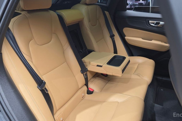 2021 Volvo XC60 с пробегом 27 912 км