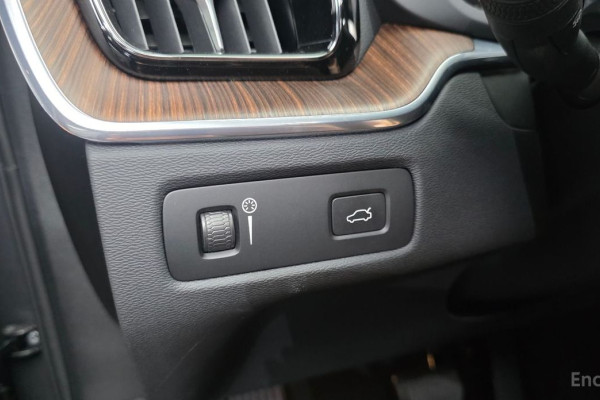 2021 Volvo XC60 с пробегом 27 912 км