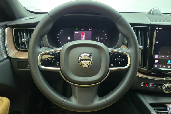 2024 Volvo XC60 с пробегом 40 329 км