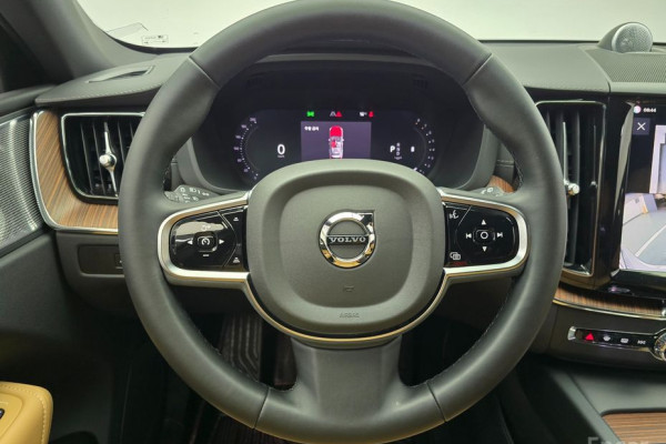 2024 Volvo XC60 с пробегом 35 548 км