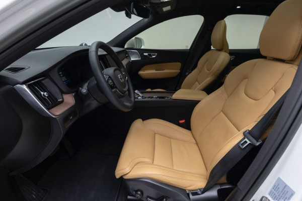 2023 Volvo XC60 с пробегом 45 106 км