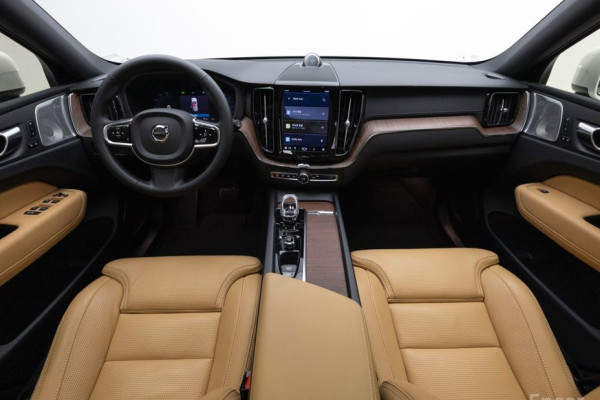 2023 Volvo XC60 с пробегом 45 106 км