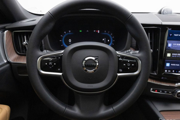 2023 Volvo XC60 с пробегом 45 106 км