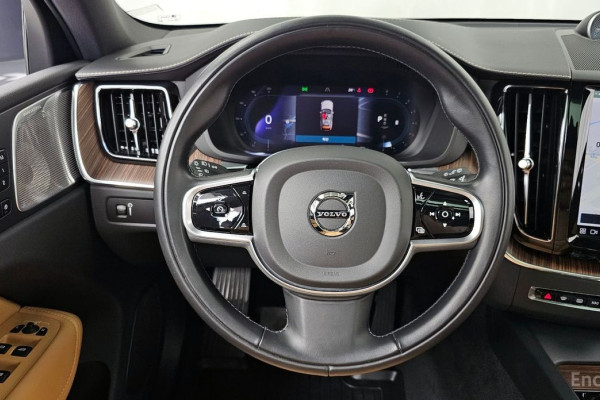 2022 Volvo XC60 с пробегом 28 907 км