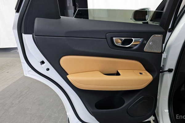 2022 Volvo XC60 с пробегом 28 907 км