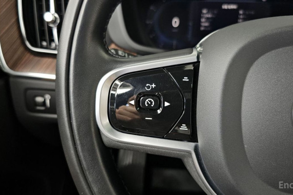 2022 Volvo XC60 с пробегом 28 907 км