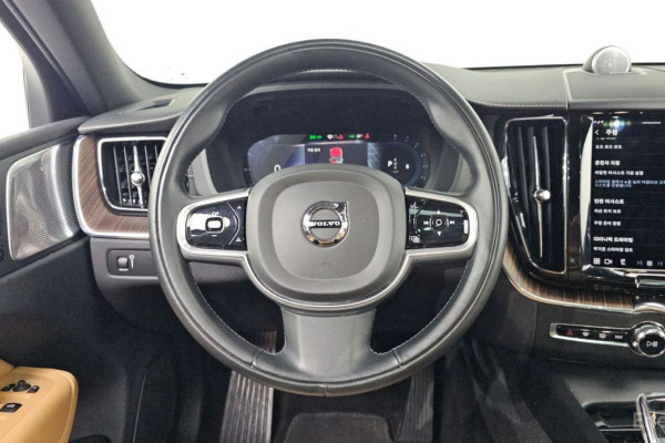 2022 Volvo XC60 с пробегом 57 682 км