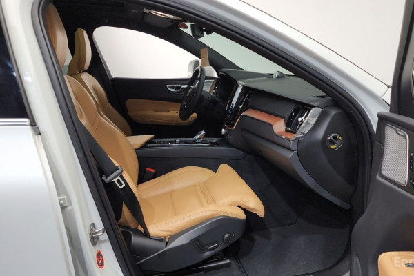 2024 Volvo XC60 с пробегом 27 302 км