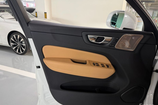 2024 Volvo XC60 с пробегом 9 750 км