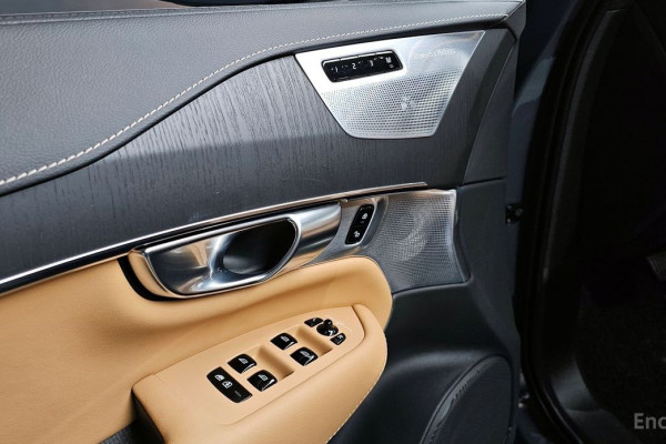 2021 Volvo XC90 с пробегом 36 956 км