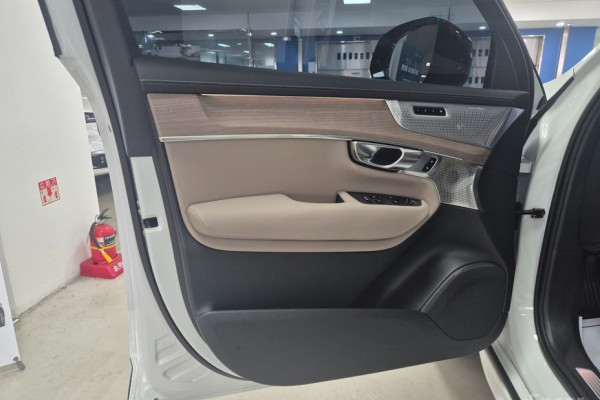 2025 Volvo XC90 с пробегом 6 243 км