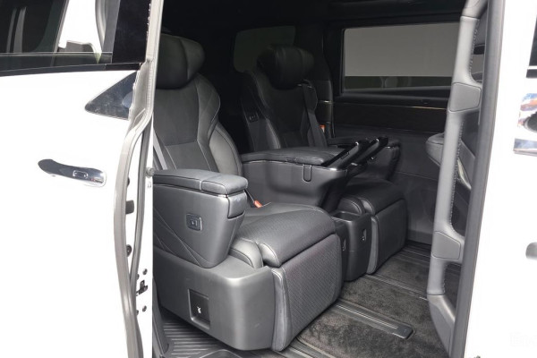 2024 Toyota Alphard с пробегом 11 724 км